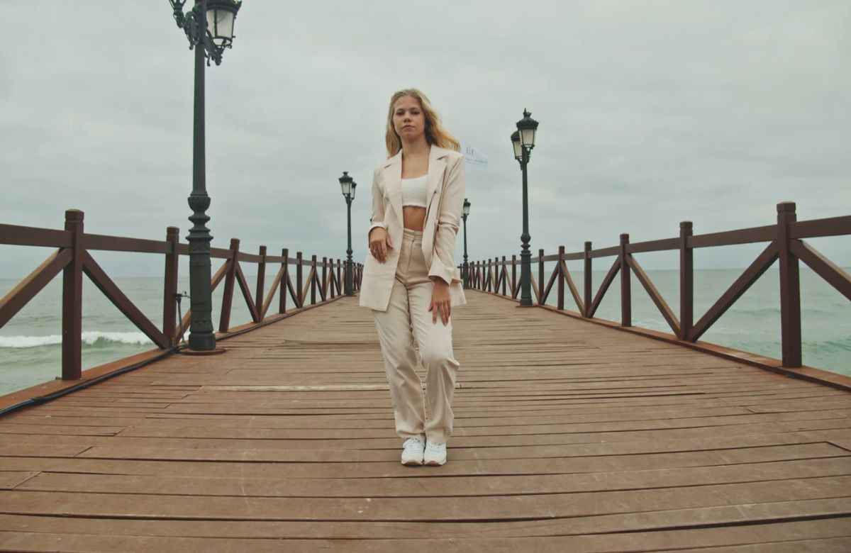 Simbol elegancije i svestranosti, ova nijansa pruža savršen temelj za sofisticirane modne kombinacije.