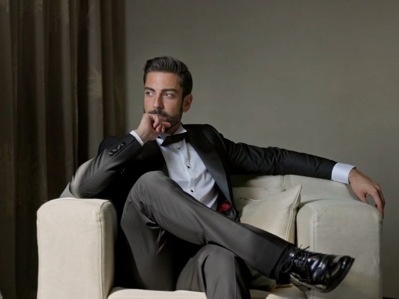 Elegantno muško odelo za posebne prilike, sa satenskim reverima i leptir-mašnom.