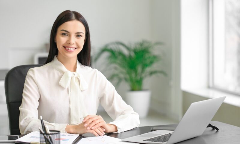 Za elegantan izgled na poslu zimi birajte krojeve i materijale koji greju, a zadržavaju urednu siluetu