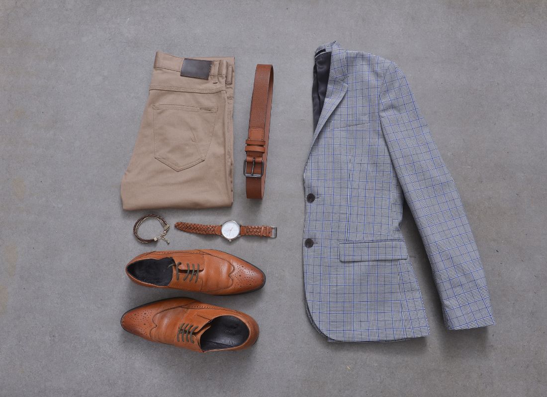 Chinos pantalone i sako cipele i narukvica