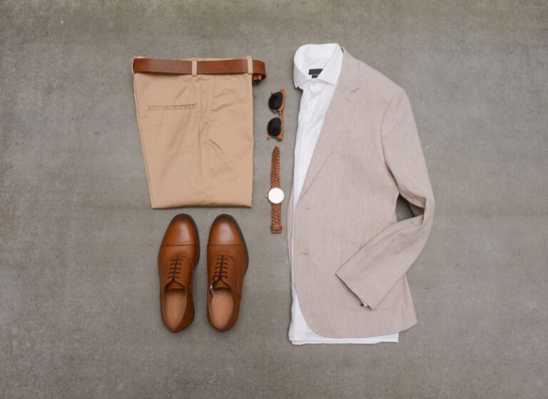 prikaz muške kombinacije, sakoa, košulje, pantalona, cipela sata i naočara